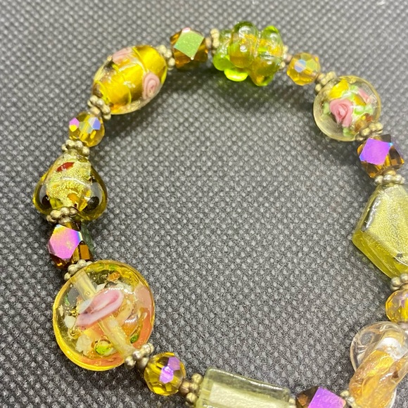 🔴 Decorated Glass Bead Stretchy Bracelet - Picture 3 of 5